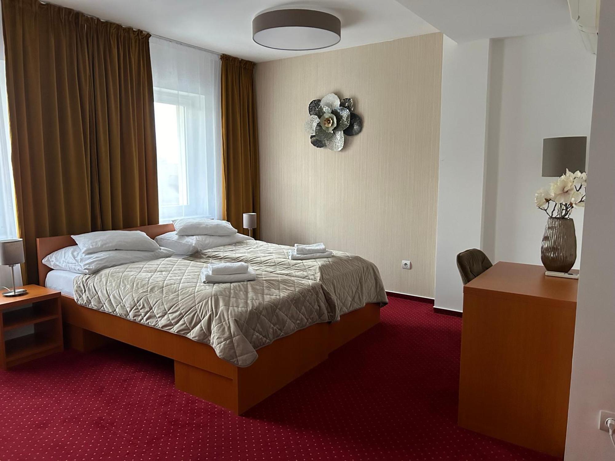 Hotel Evan u Hoffera Topoľčany Buitenkant foto