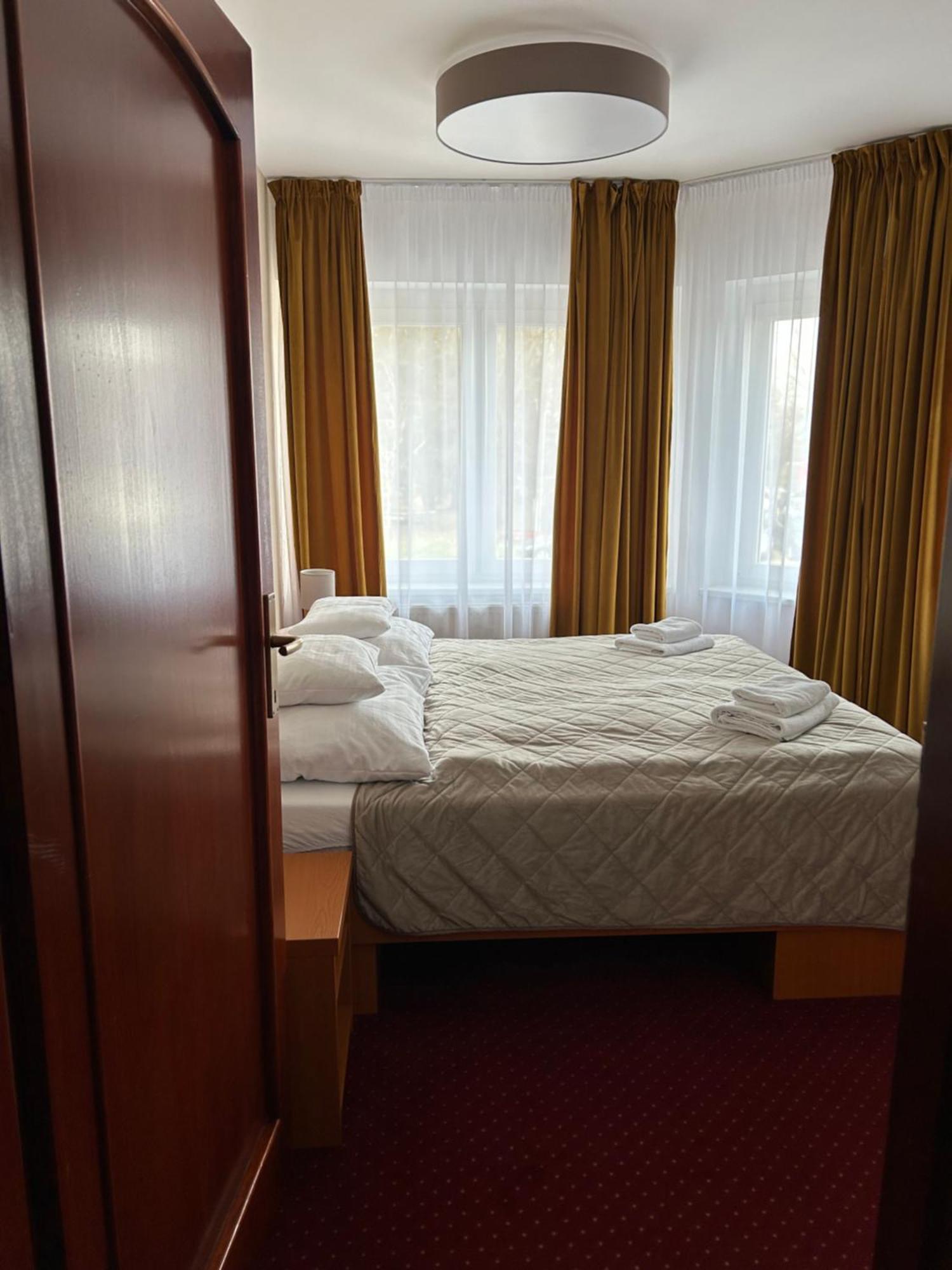 Hotel Evan u Hoffera Topoľčany Buitenkant foto